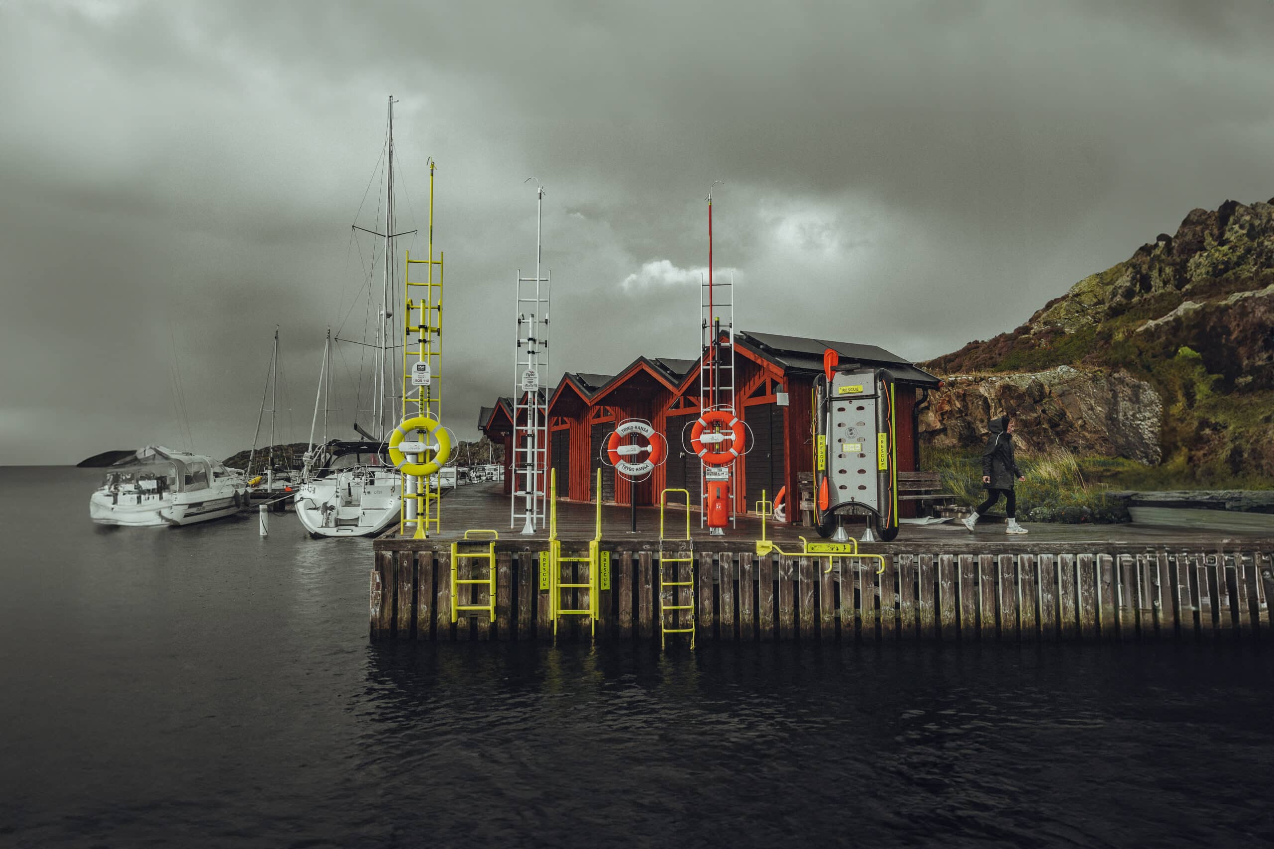 Båthamn på västkusten med livräddningsutrustning, livbojar, stegar, båtar.